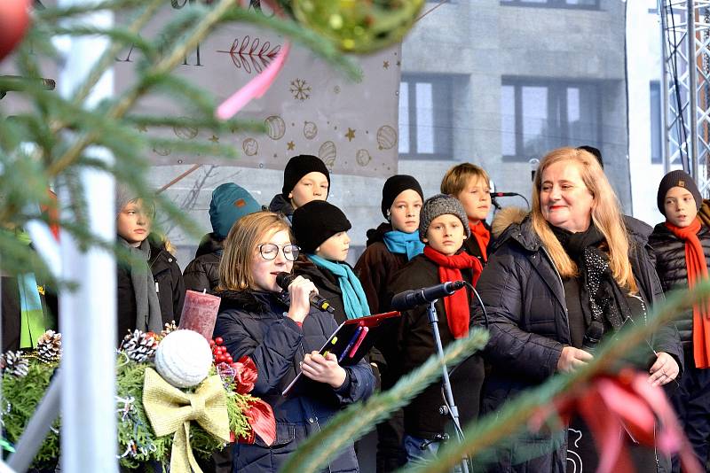 V Příbrami začal s rozsvícením vánočního stromu adventní čas.