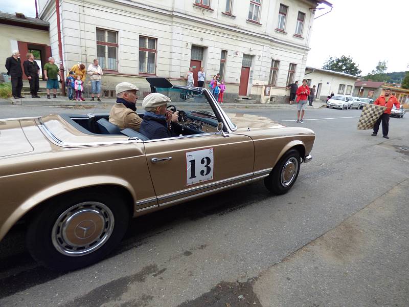 Sedmnáctý ročník Retro Prague Historic Rally vedl letos i přes města a obce benešovského a příbramského okresu.