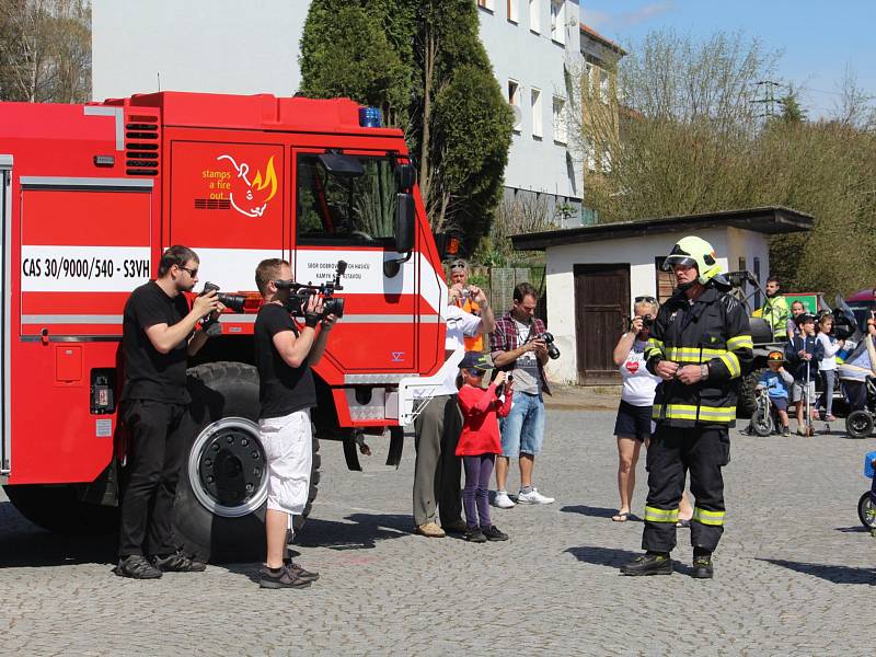 Hasiči v Kamýku nad Vltavou slavnostně křtili nový zásahový vůz.