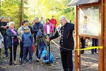 Na Jedové hoře u Komárova se konalo setkání u příležitosti dokončení prací spojených se zabezpečením tamních starých důlních děl. Martin Lang z Muzea Strašice.