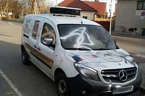 Projev vandalismu v Jincích: posprejované auto pivovaru Malý Janek.