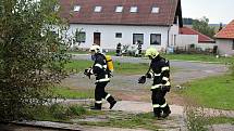 Požár budovy bývalého zemědělského statku v Ouběnicích. Podnikalo v nich několik firem. Foto: Markéta Lišková