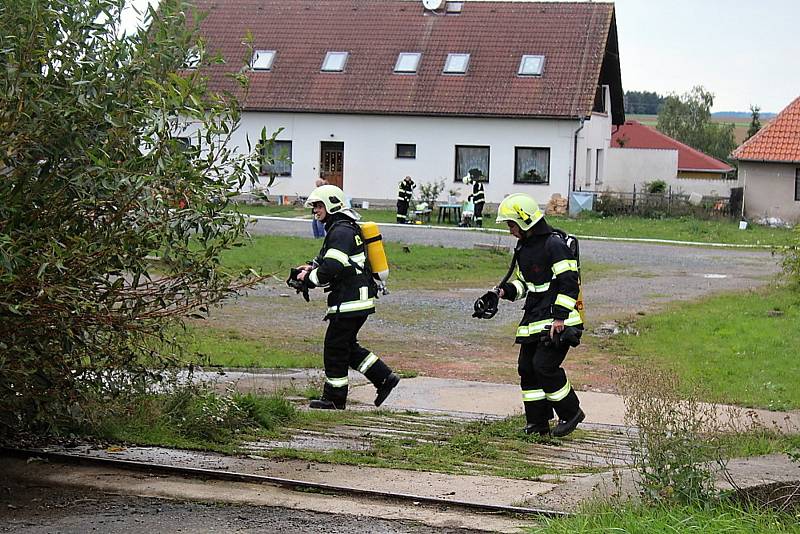 Požár budovy bývalého zemědělského statku v Ouběnicích. Podnikalo v nich několik firem. Foto: Markéta Lišková