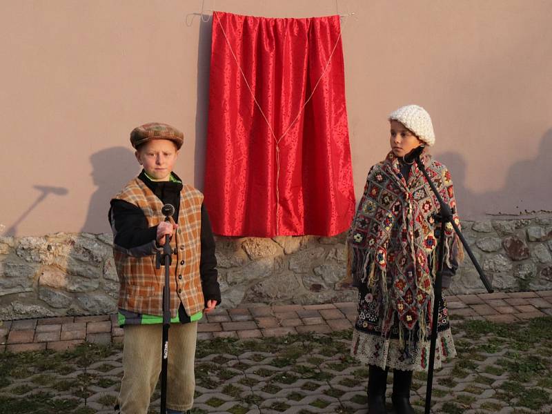 Z odhalení pamětní desky největšímu českému géniovi a vynálezci Járovi Cimrmanovi na domě čp. 12 v Dělnické ulici ve Staré Huti.