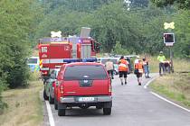 V Jincích řidič vjel na přejezdu pod vlak, srážku nepřežil. Trať je stále uzavřena.