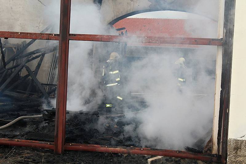 Požár budovy bývalého zemědělského statku v Ouběnicích. Podnikalo v nich několik firem. Foto: Markéta Lišková