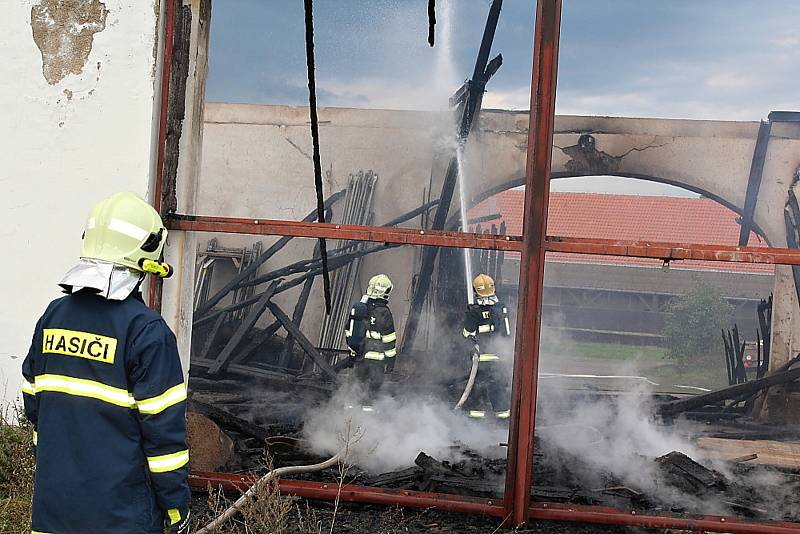 Požár budovy bývalého zemědělského statku v Ouběnicích. Podnikalo v nich několik firem. Foto: Markéta Lišková