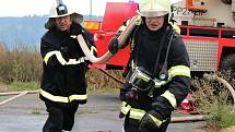 Požár budovy bývalého zemědělského statku v Ouběnicích. Podnikalo v nich několik firem. Foto: Markéta Lišková