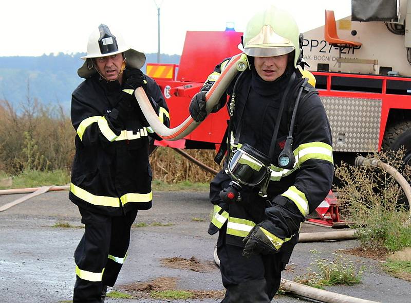 Požár budovy bývalého zemědělského statku v Ouběnicích. Podnikalo v nich několik firem. Foto: Markéta Lišková