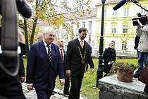 Prezident Miloš Zeman přichází k Zámečku.