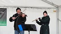 K nákupům zeleniny, ovoce, medu, adventní výzdoby a horkých nápojů návštěvníkům zahrál koledy Pokleslý orchestr lidových umění Dobříš.