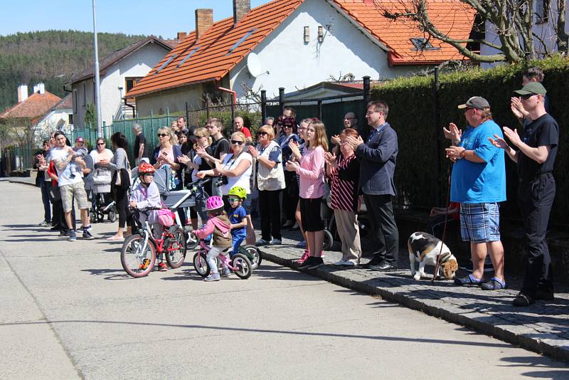 Hasiči v Kamýku nad Vltavou slavnostně křtili nový zásahový vůz.