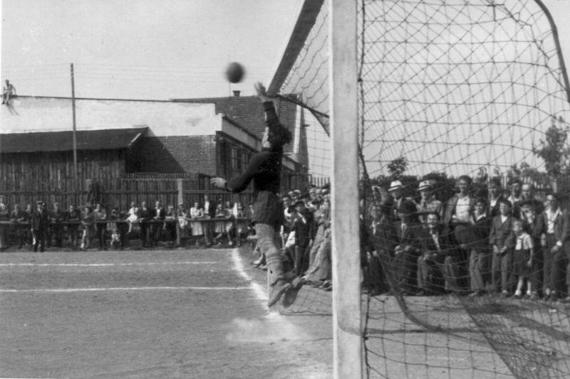 Brankář. Ikona mezi tyčemi tehdejšího SK Dobříš František Vitásek během zápasu na Matlachově stadionu v roce 1944.