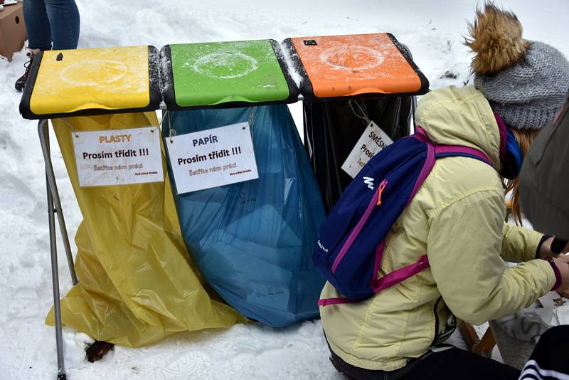 Čím výše účastníci stoupali, tím bylo okolí krásnější, v lese bylo téměř 50 centimetrů sněhu.Na Pražáku na příchozí čekaly medaile, červené razítko, pečení buřtíků a teplé alkoholické i nealkoholické nápoje.