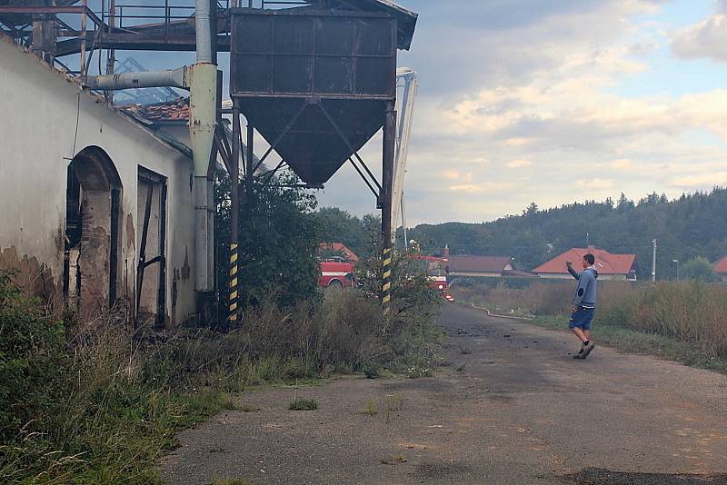 Požár budovy bývalého zemědělského statku v Ouběnicích. Podnikalo v nich několik firem. Foto: Markéta Lišková