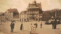 Západní strana náměstí v Sedlčanech s novou radnicí z roku 1903. Fotografie pochází z doby kolem roku 1925.