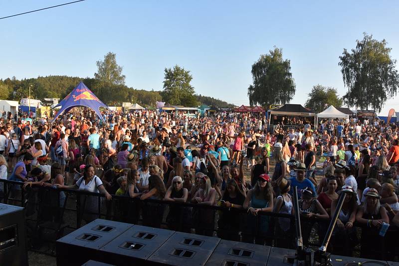 Letní festival v příjemném prostředí, přímo na pláži, byl v tropickém počasí volbou několika tisíců návštěvníků. Foto: Ondřej Navrátil