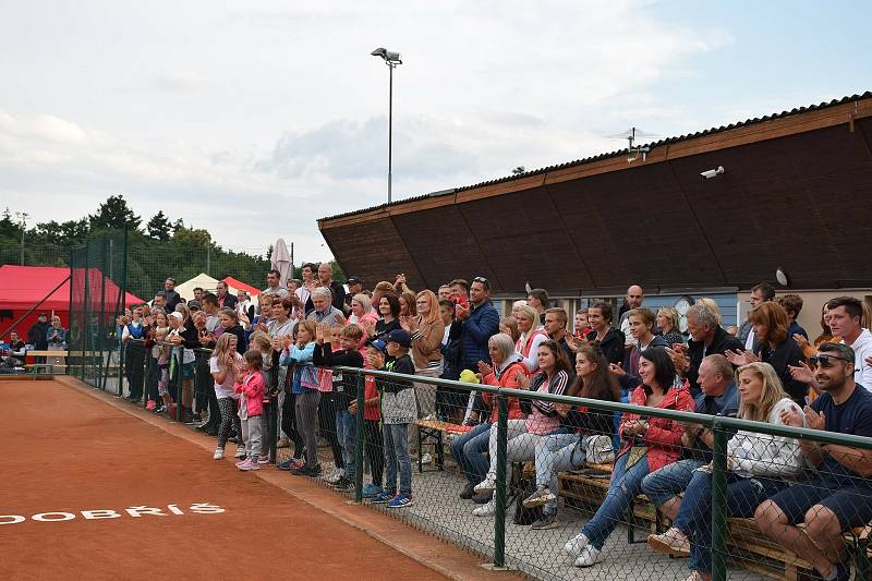 V Dobříši se uskutečnila charitativní tenisová exhibice - Šampioni pro Aničku. Jejími účastníky byli i elitní čeští hráči a daviscupoví reprezentanti Jiří Veselý, Jiří Lehečka a Jonáš Forejtek, které doplnil další talent Andrew Paulson. Foto: Teniscentrum