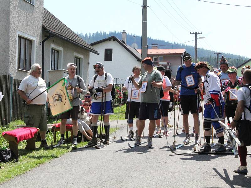 V ulicích obce Obecnice se soutěžilo v lyžování. I letos se našla v obci řada zájemců o účast v zábavném závodu na lyžích ulicemi Obecnice..