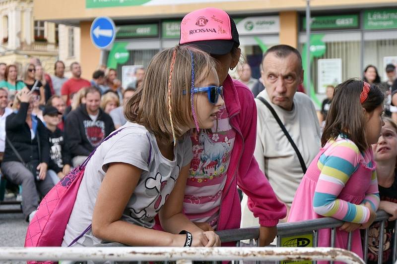 Poslední akce Kulturního léta v Příbrami nabídla rockovou muziku i vystoupení taneční skupiny Zářící ženy.