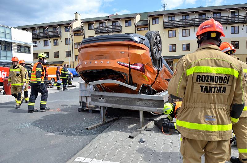 Krajská hasičská soutěž ve vyprošťování osob u dopravních nehod.