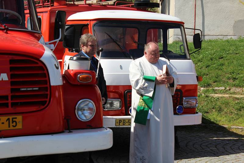 Hasiči v Kamýku nad Vltavou slavnostně křtili nový zásahový vůz.