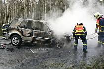 Požár zcela zničil Mercedes na strakonické silnici.