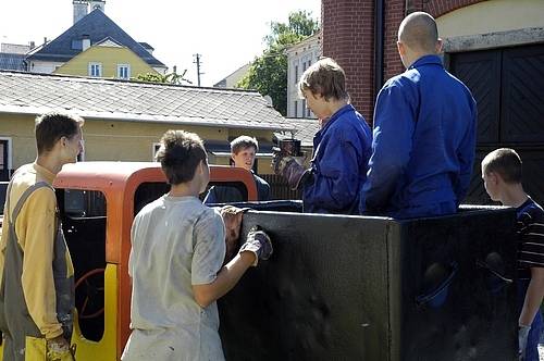 Studenti Střední průmyslové školy v Příbrami pomáhají v hornickém muzeu