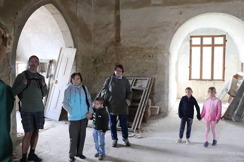 Z prohlídky zámku v Rožmitále pod Třemšínem při zahájení turistické sezony.