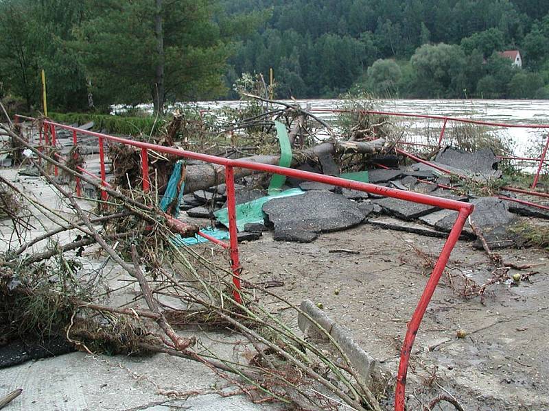 Povodně v Solenicích na Příbramsku v roce 2002.