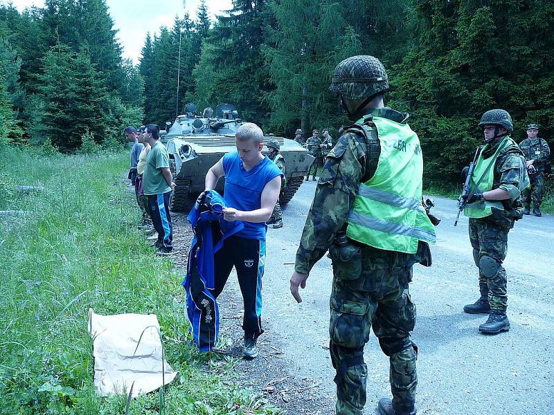 Jinečtí vojáci si v Brdech nacvičili všechny možné situace, které mohou řešit v misi.