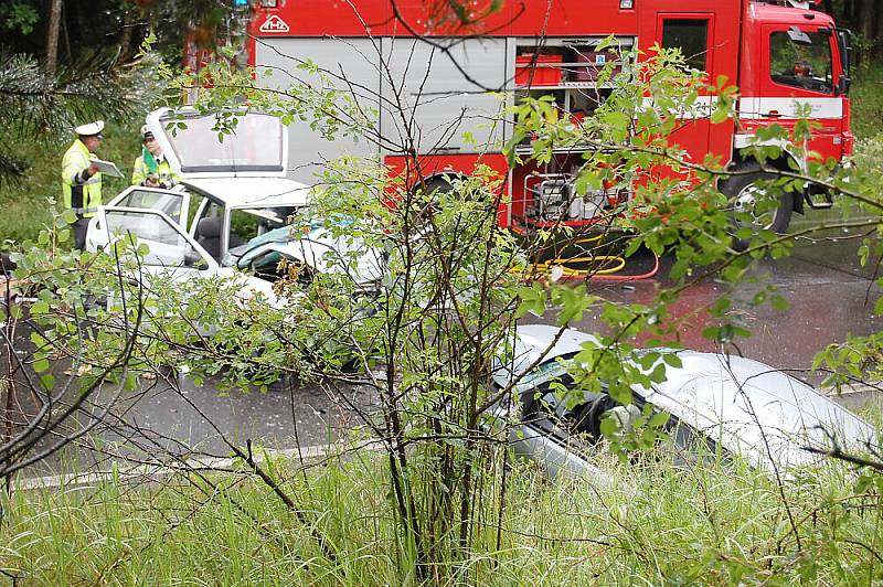 Nehoda dvou osobáků a autobusu mezi křižovatkou Háje a Milínem.