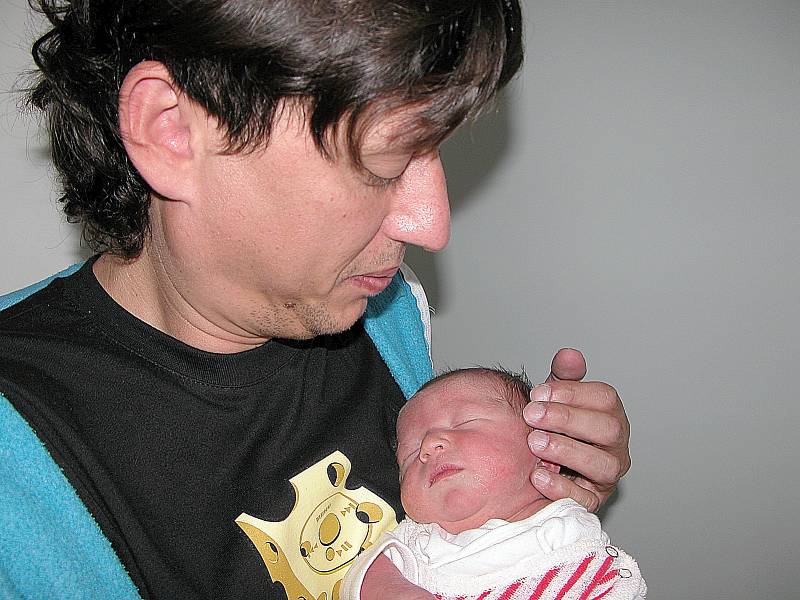 V ochranitelské náruči tatínka Jakuba ze Sedlčan je spokojený prvorozený syn Matěj Chaloupecký, který se mamince Veronice narodil v pátek 4. září a v ten den vážil 3,13 kg a měřil 49 cm.