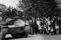 Dne 9. 5. 1945 příbramští občané nadšeně vítají na hlavním náměstí vojáky protibolševických jednotek ROA generála Vlasova z 3. pluku 1. Buňačenkovy divize.