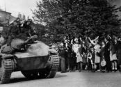 Dne 9. 5. 1945 příbramští občané nadšeně vítají na hlavním náměstí vojáky protibolševických jednotek ROA generála Vlasova z 3. pluku 1. Buňačenkovy divize.