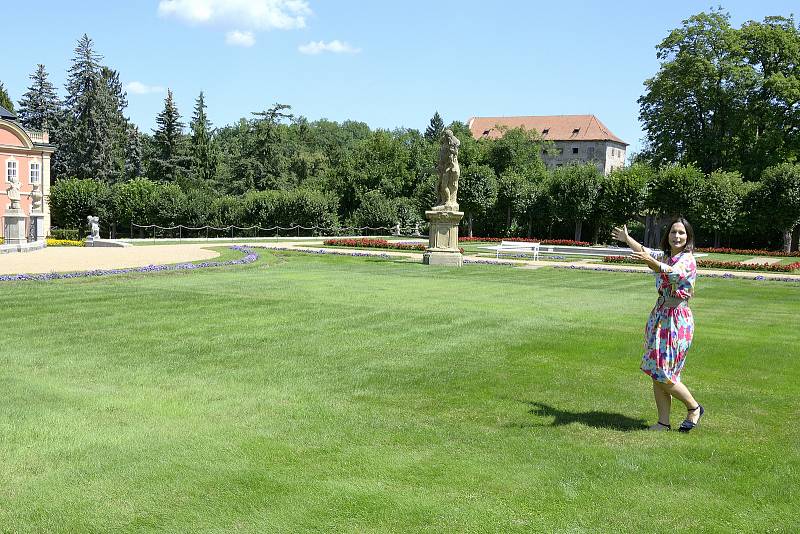 Houslista Jaroslav Svěcený a herečka Zdeňka Žádníková stojí za Festivalem hudby na zámku Dobříš.