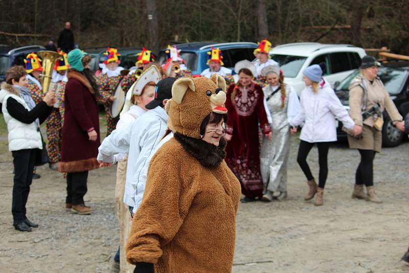 Odpolední masopustní vystoupení ve Vysokém Chlumci je vždy trochu ve stínu svého "bratrského" dopoledního vystoupení v Příbrami.