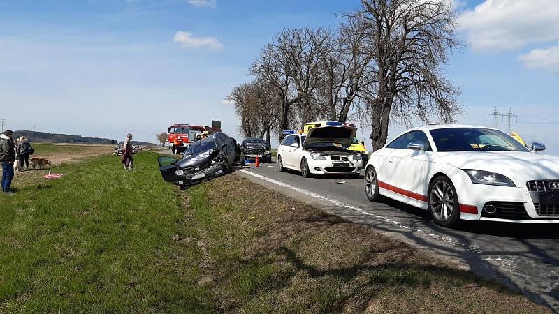 Z hromadné nehody mezi Milínem a Chrašticemi 24. dubna 2021.