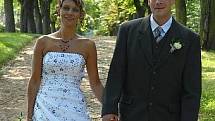 Novomanželé Petra Bejblíková a Petr Hubáček z Dobříše složili vzájemný manželský slib při svatebním obřadu v konírně dobříšského zámku v sobotu 15. srpna. 