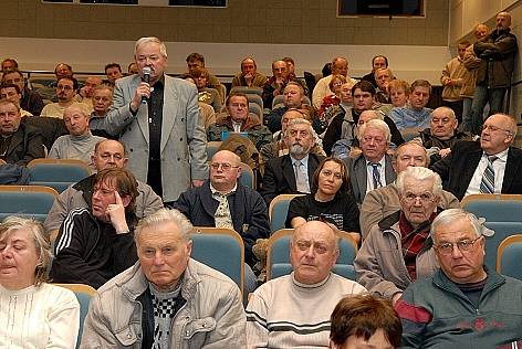Na besedu s Tomášem Klvaňou přišlo asi osmdesát lidí.