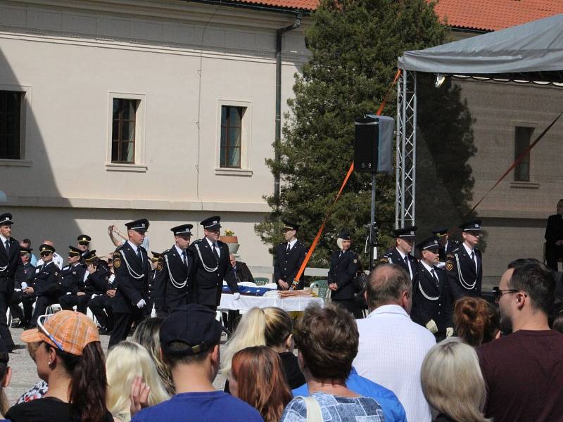 Slavnostní akcí s oceněním zasahujících hasičů, ukázkami moderní i historické techniky nebo dovedností těch nejmenších si profesionální i dobrovolní hasiči připomněli 40. výročí požáru Svaté Hory.