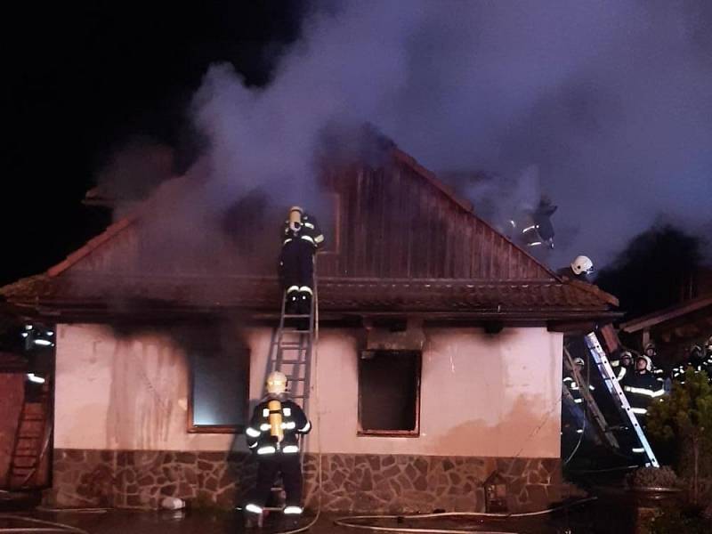 Z požáru  rodinného domu v Ohrazenicích 20. prosince 2020.