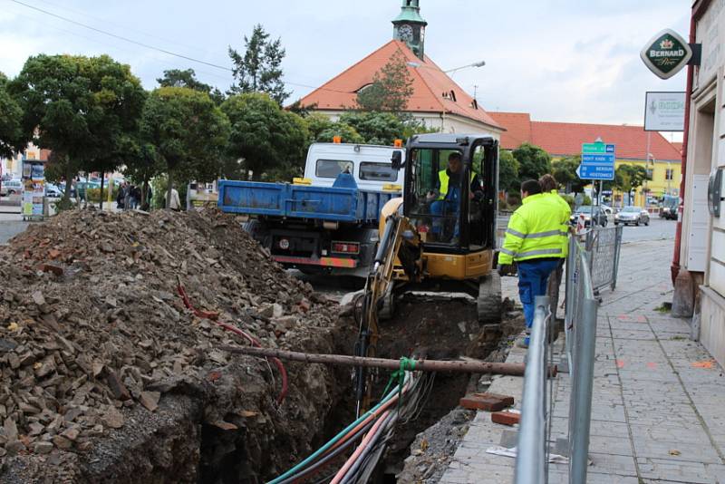 Omezení provozu na Mírovém náměstí v Dobříši je způsobeno rekonstrukcí vodovodního a kanalizačního řádu