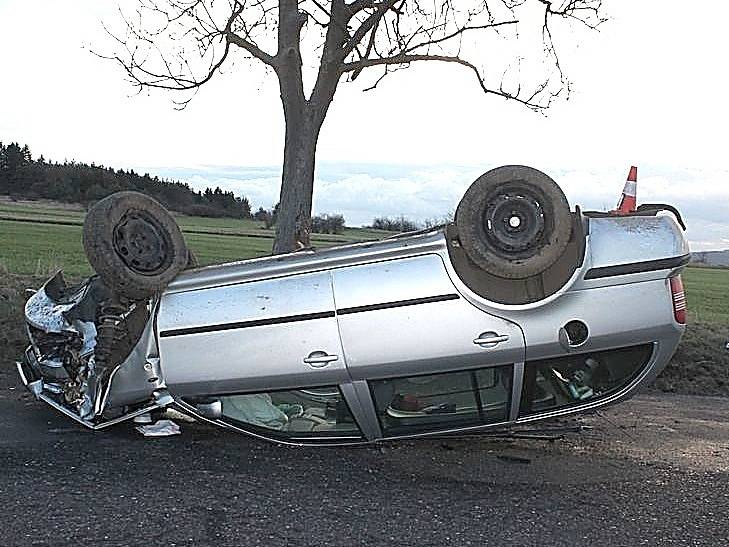 NEHODA z 14. ledna u Malé Hraštice, najetí na krajnici, náraz do stromu, lehké zranění, 50 tisíc škoda.