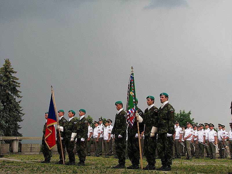 Slavnostní nástup 13. kontingentu na Svaté Hoře v Příbrami před odletem do Kosova