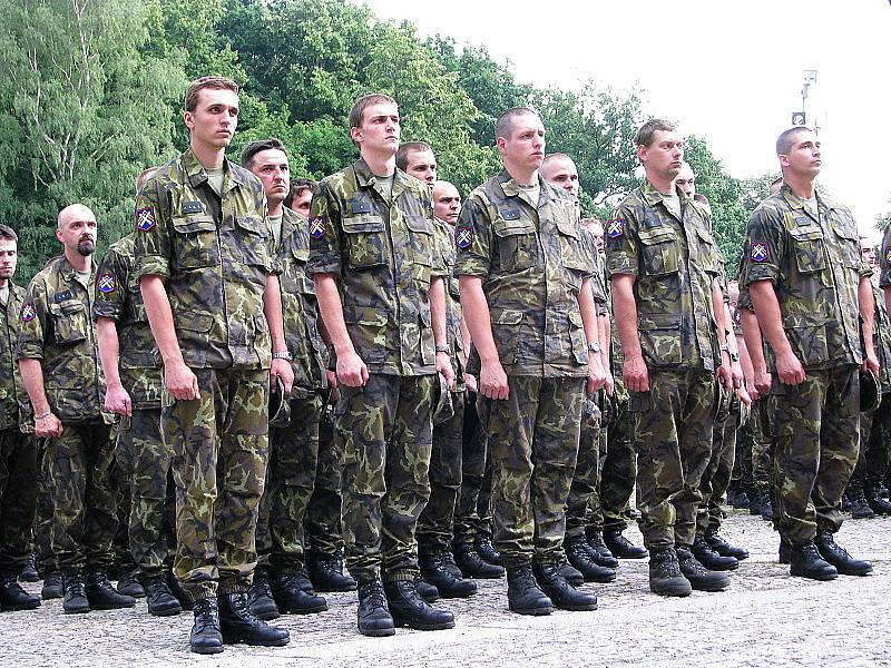 Slavnostní nástup 13. kontingentu na Svaté Hoře v Příbrami před odletem do Kosova