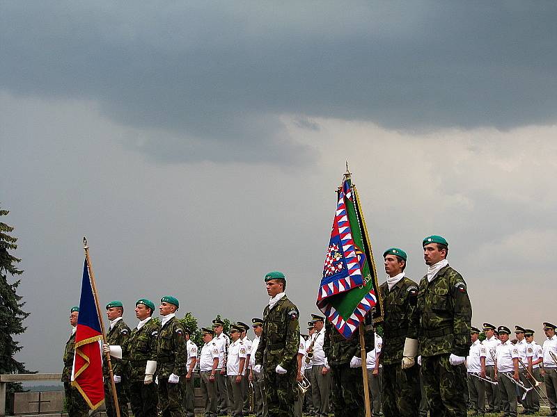 Slavnostní nástup 13. kontingentu na Svaté Hoře v Příbrami před odletem do Kosova