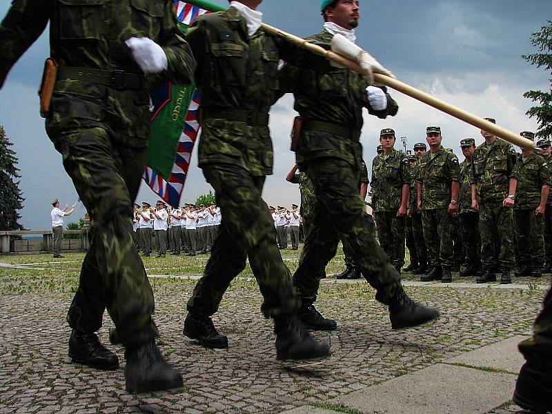 Slavnostní nástup 13. kontingentu na Svaté Hoře v Příbrami před odletem do Kosova