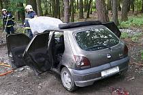 Po návratu z lesa našel řidič shořelé auto.
