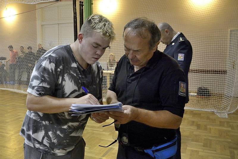 Z projektu Přes bariéry s policií v Příbrami. Fyzické testy dělali studenti střední zdravotnické školy.